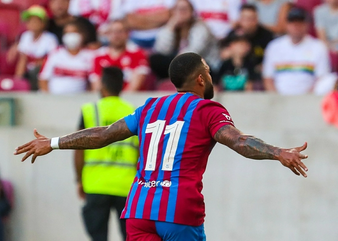  Memphis Depay celebra un gran gol ante el club alemán. Foto Europa Press