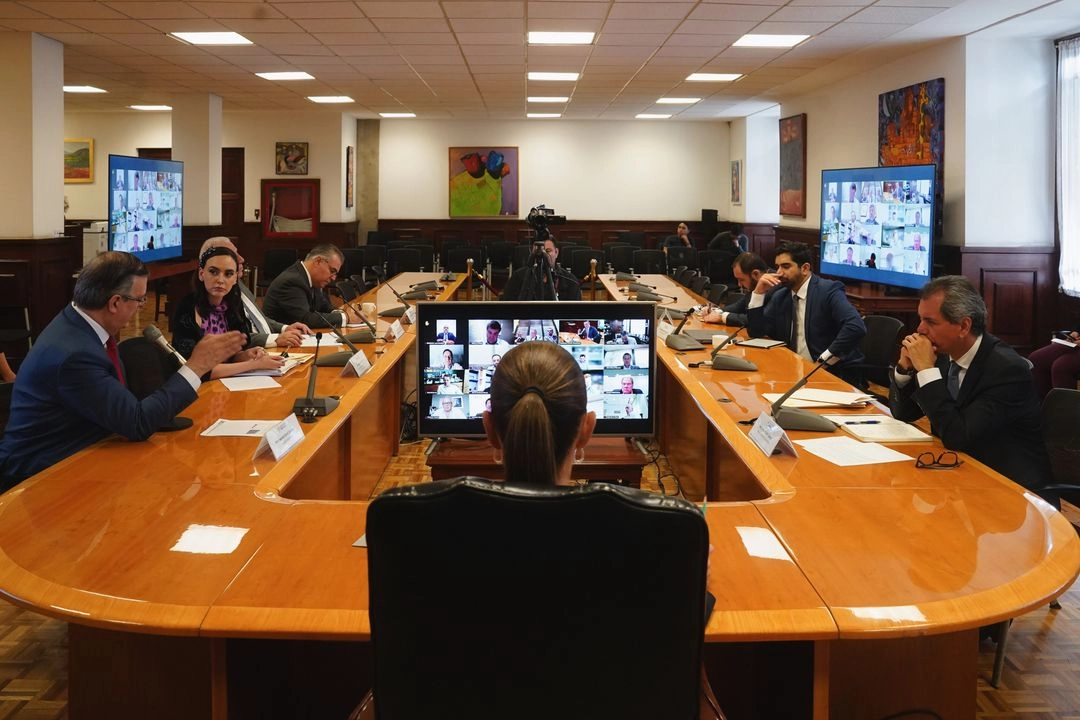 La mandataria informó en redes sociales: “me reuní de manera virtual con empresarios del acero y aluminio, así como con los secretarios de Hacienda y de Economía; evaluamos los impactos y medidas contra los aranceles del 50% impuestos por Estados Unidos.