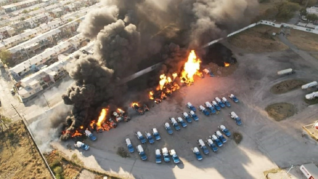 El siniestro se registró alrededor de las 16:30 horas del pasado domingo, en las instalaciones de la empresa Master Gas, ubicadas en la colonia Jardines del Mexquital. Foto tomada de Twitter @PC_NuevoLeon