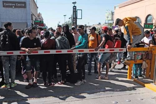 Migrantes en el puente internacional Paso del Norte en Ciudad Juárez, Chihuahua. Foto Afp / Archivo