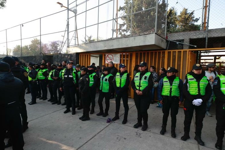 Elementos de la SSC de la CDMX resguardan la entrada de la Escuela Nacional Preparatoria número 5 de la UNAM, ubicada en calzada del Hueso, ante la amenaza de la ‘toma’ de las instalaciones por un grupo de encapuchados. Foto Alfredo Domínguez
