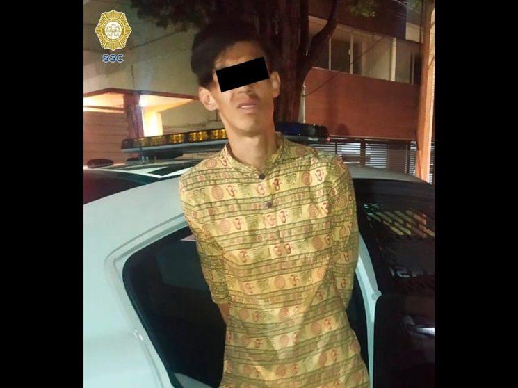 Para escapar después de intentar asaltar a un transeúnte, un hombre de 25 años subió a la estructura de la estación de Villa de Cortés del Metro y amenazó con arrojarse. Foto cortesía de la SSC