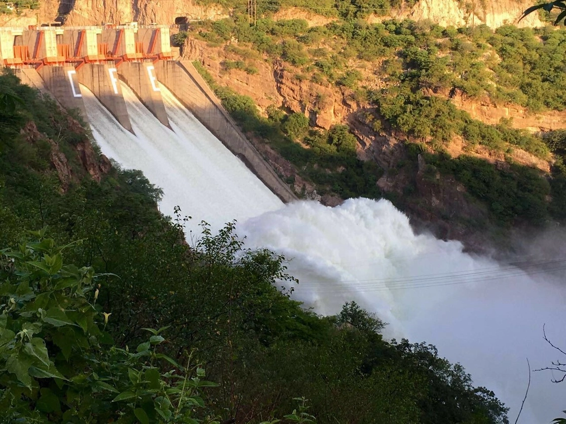 Ante el desfogue de la presa ‘El Novillo’, la Conagua solicita a las autoridades tomar las medidas pertinentes para evitar que el excedente en el cauce del río, cause daños a la población. Foto ‘La Jornada'