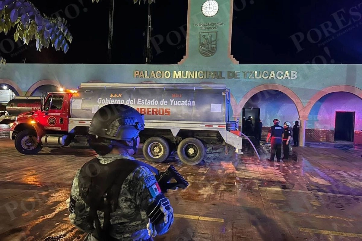 Bomberos de la Secretaría de Seguridad Pública arribaron a Tzucacab para sofocar el incendio del inmueble municipal vandalizado. Foto 