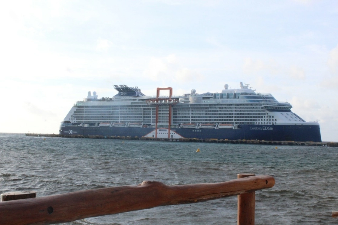 Luego de más de 15 meses de inactividad a causa de la pandemia, el crucero Celebrity Edge, de la empresa Royal Caribbean, arribó al puerto de Costa Maya, en Mahahual, el 29 de junio de 2021. Foto cortesía para 'La Jornada'