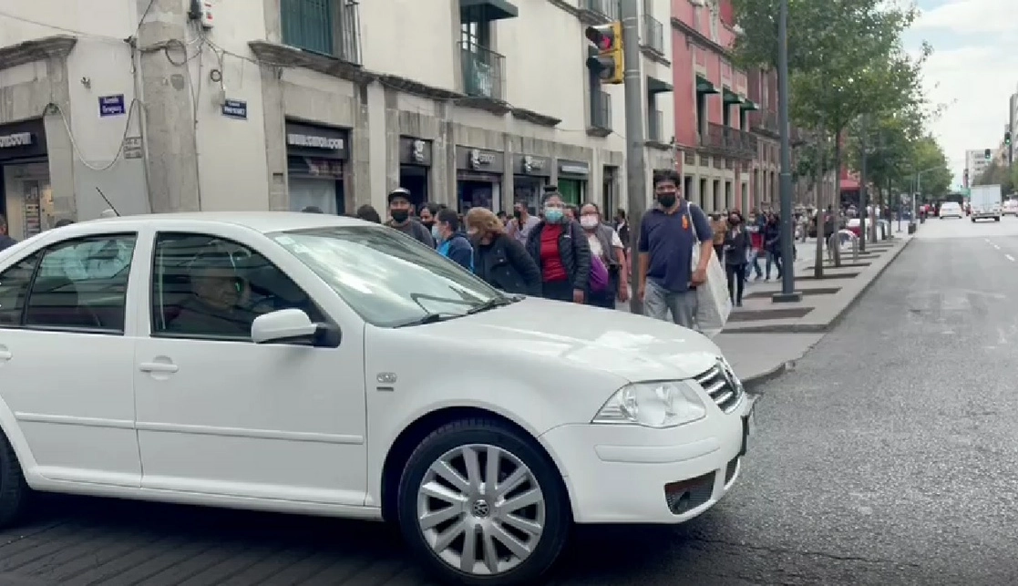 Después de dar su mensaje desde Palacio Nacional, el presidente López Obrador salió del recinto, acompañado de su esposa, presuntamente con rumbo a su casa de Tlalpan. Foto ‘La Jornada’