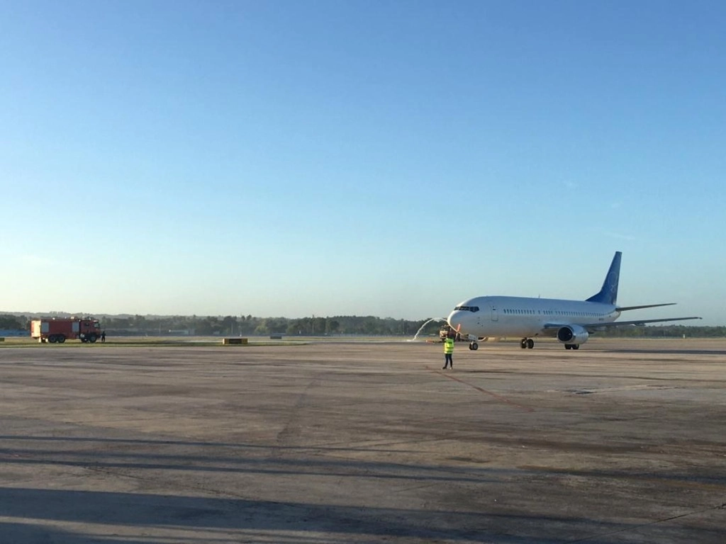 El vuelo comercial de la aerolínea Swift Air es el primero en aterrizar en el aeropuerto de La Habana en ocho meses. Foto Tomada del Twitter @EcasaCuba
