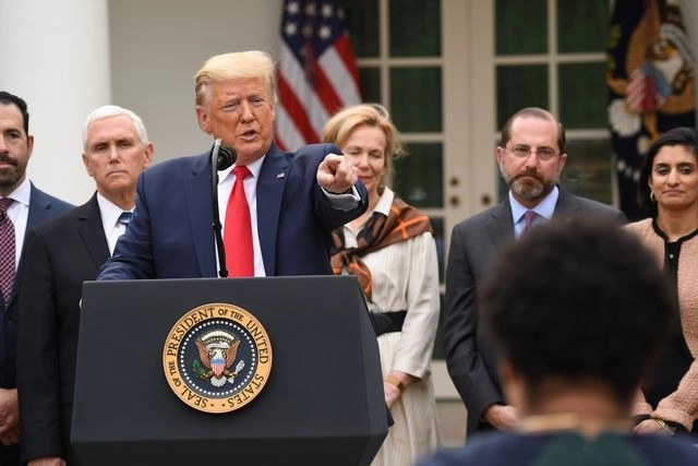 El presidente estadunidense, Donald Trump (c) durante conferencia de prensa. Foto Afp