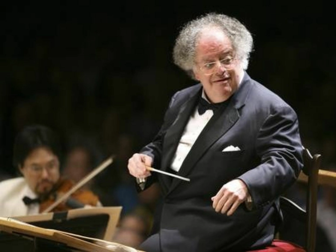 La Ópera Metropolitana afirmó en 2018 que encontró evidencia creíble de que el director James Levine, ahora de 77 años de edad, se involucró en una conducta sexualmente abusiva o de acoso con alrededor de nueve personas durante su permanencia en la compañía, en un periodo de casi 30 años. En la imagen, una presentación con la Orquesta Sinfónica de Boston en 2006. Foto Ap