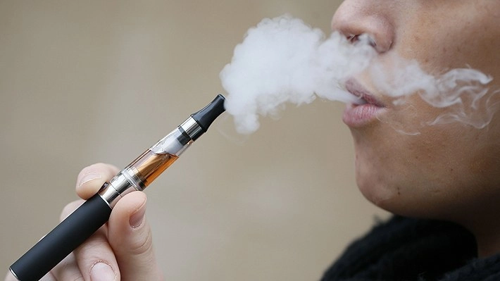 A pesar de estar prohibida su venta por decreto presidencial, los cigarrillos electrónicos o vapeadores se comercializan en Internet y tianguis. Foto Afp / Archivo 