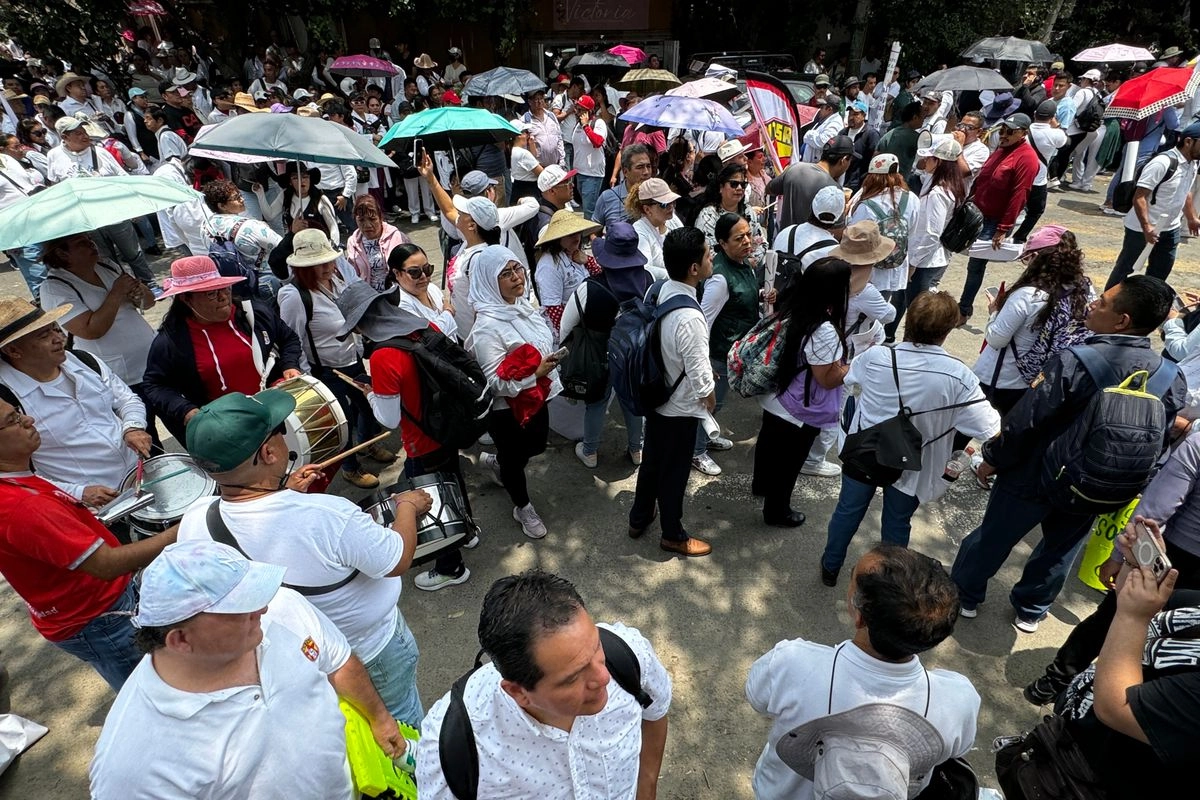 Trabajadores del IMSS-Bienestar protestan frente a las oficinas de la institución en la Ciudad de México, el 22 de julio de 2025. Foto 