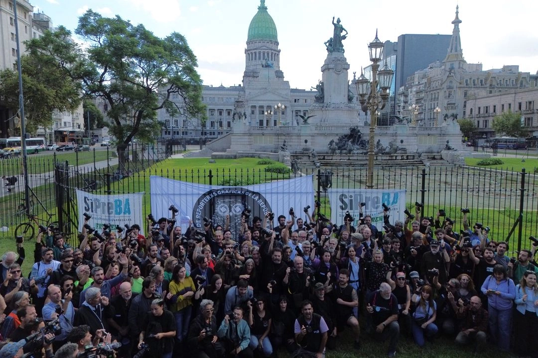 Miembros de la Asociación Argentina de Fotoperiodistas se manifiestan frente al Congreso en Buenos Aires. 