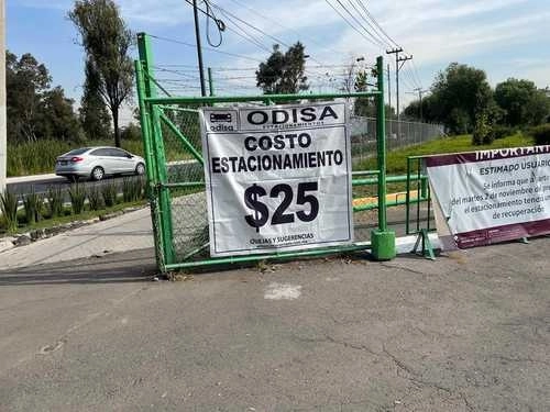 Al igual que en muchos parques de la capital, el estacionamiento tiene un costo y sin ninguna responsabilidad para la empresa administradora; el uso de una palapa con dos mesas y cuatro bancos dobles cuesta 850 pesos y sólo se pueden consumir alimentos fríos. Foto Josefina Quintero