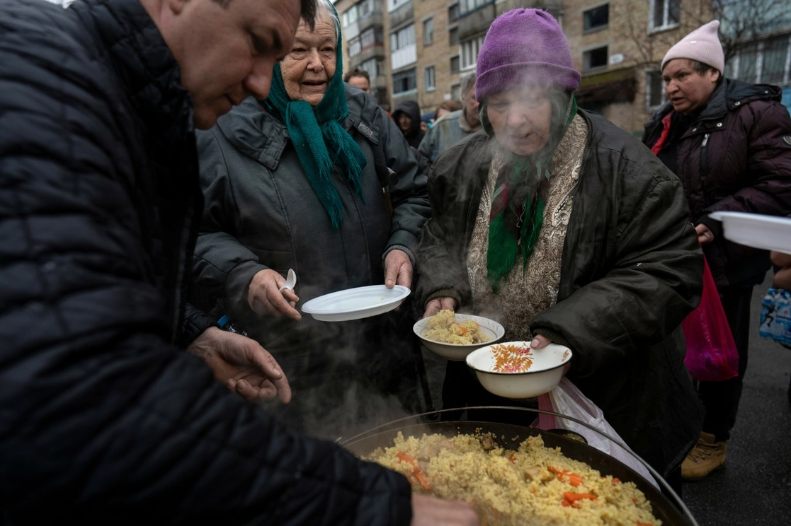 El reparto de comida entre los habitantes de Bucha fue organizado por la iglesia local. Foto Ap