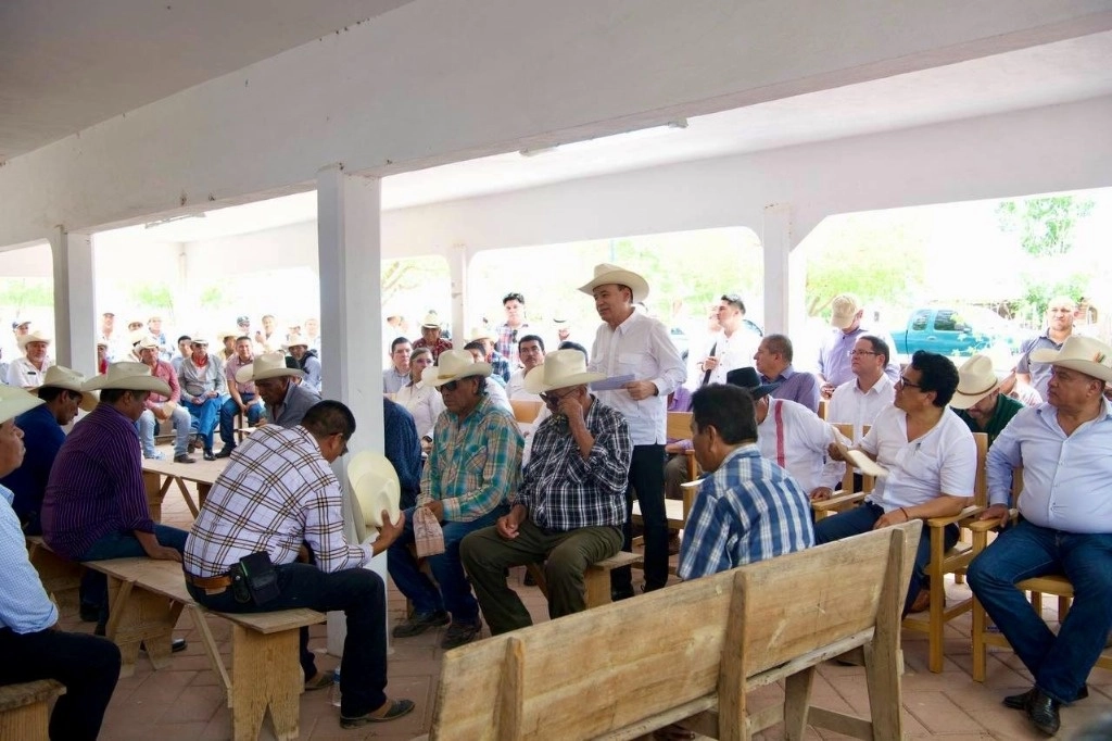 Representantes de la tribu yaqui se reunieron con el gobernador del estado, Alfonso Durazo, y prometieron evitar nuevos bloqueos en las carreteras. Foto Cristina Gómez Lima   