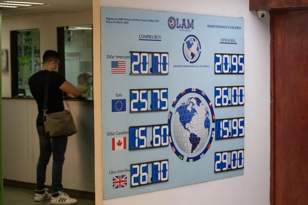 Luego de seis meses el tipo de cambio interbancario regresó a la barrera de los 20 pesos por dólar. Foto Pablo Ramos