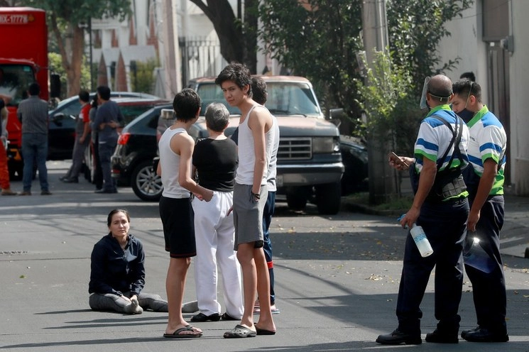 Capitalinos tras el desalojo de sus viviendas por el sismo. Foto María Luisa Severiano