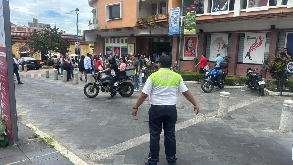 Tras el sismo con epicentro en Tlacolula, Oaxaca, perceptible también en Veracruz, autoridades evacuaron de manera preventiva varios edificios en Xalapa. Foto 