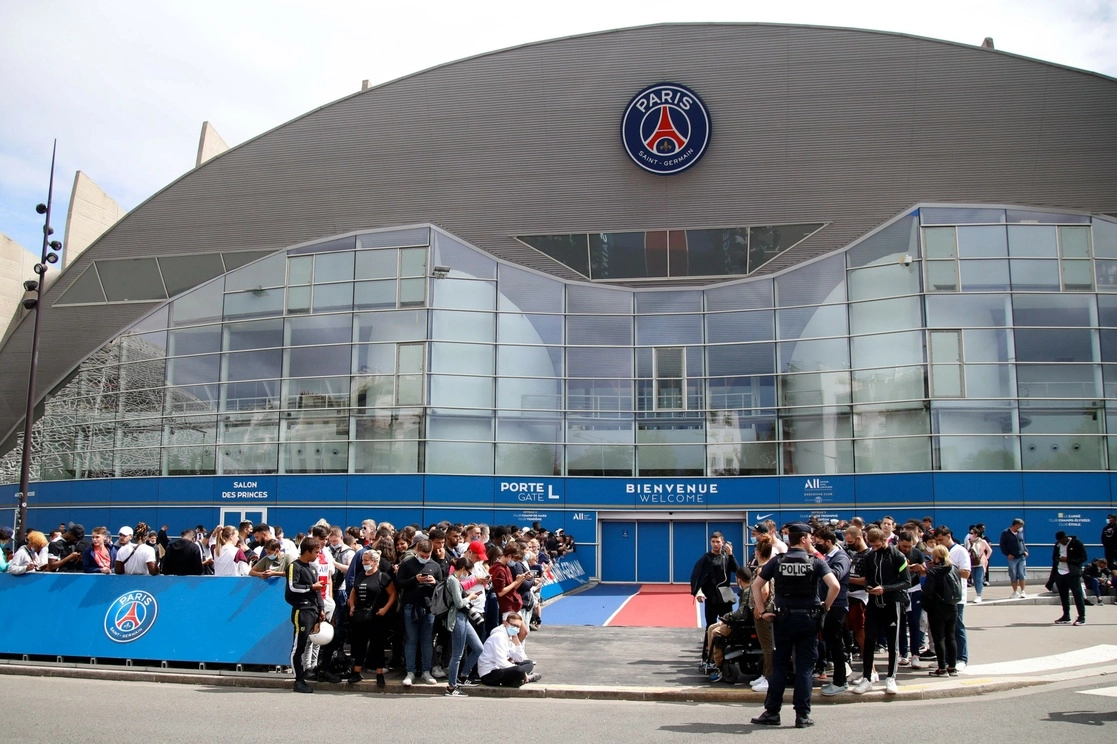 Fanáticos se reúnen frente al estadio Parc des Princes, en París, en espera de que llegue el jugador de futbol argentino Lionel Messi, el 9 de agosto de 2021. Foto Afp