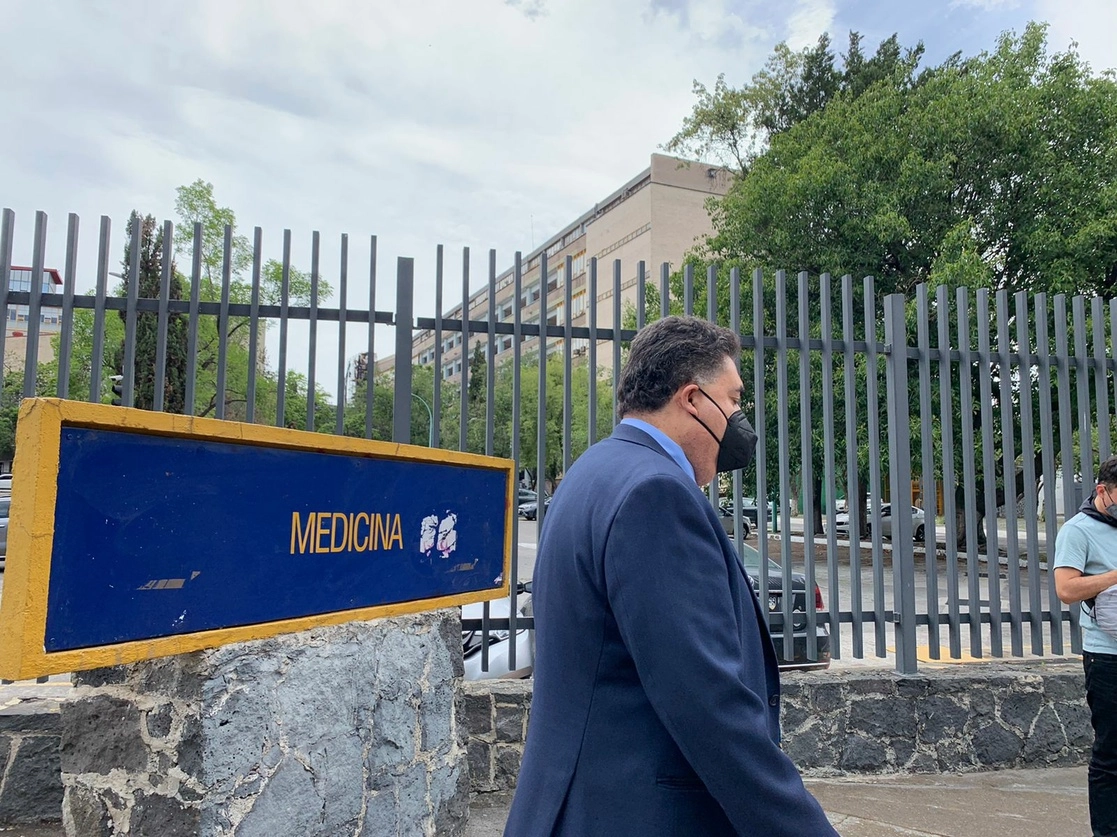 Un estudiante de medicina de la UNAM se arrojó ayer al vacío desde uno de los edificios de la Facultad. Foto Alfredo Domínguez 
