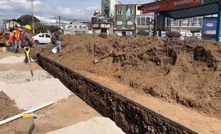 El secretario general de gobierno, Horacio Duarte, anunció la reanudación de labores para el Colector 1 Solidaridad, mismo que hubiera podido evitar la inundación en Chalco si se hubiera terminado a tiempo. Foto 'La Jornada Estado de México'  