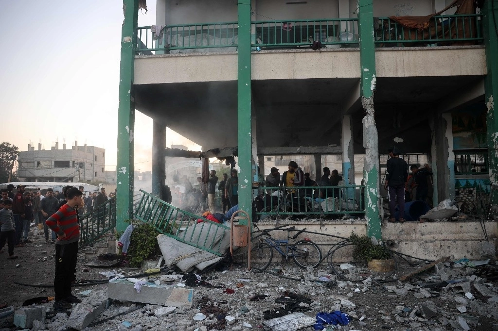 Destrucción en escuela administrada por la ONU dejada por ataques israelíes en el campo de refugiados de Nusseirat, al centro de la franja de Gaza, el 20 de noviembre de 2024. Foto Afp