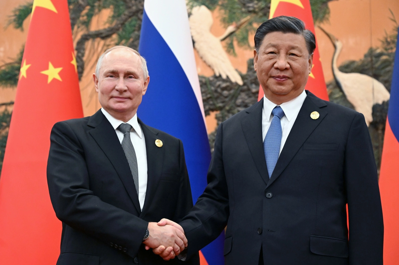 El presidente chino, Xi Jinping, recibió a su par ruso, Vladimir Putin, en Pekín, el 18 de octubre de 2023. Foto Ap 