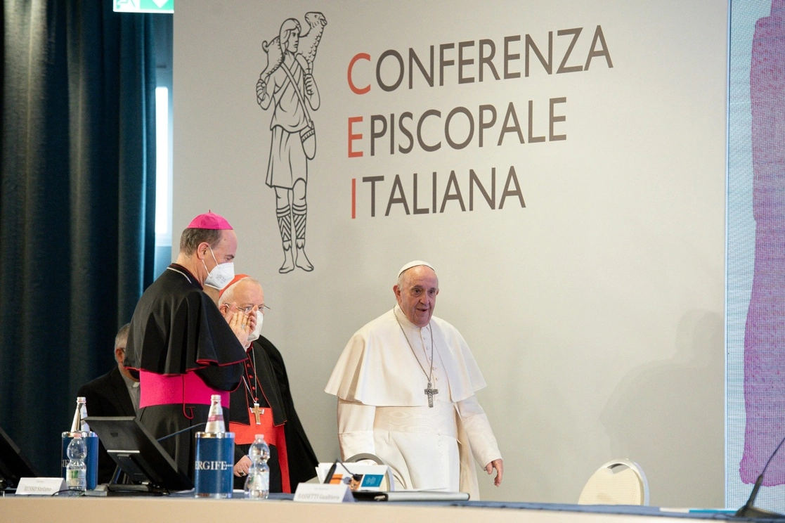 El papa Francisco se reunió con obispos de la Conferencia Episcopal de Italia, este martes en Roma. Foto Afp