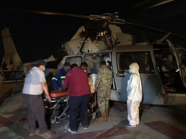 La Secretaría de Marina (Semar) efectuó la evacuación médica de un adulto mayor, quien sufrió una fractura expuesta en Isla de Cedros, Baja California, donde no había condiciones ni equipo para atenderlo, por lo que tuvo que ser trasladado a Guerrero Negro. Foto cortesía Semar 