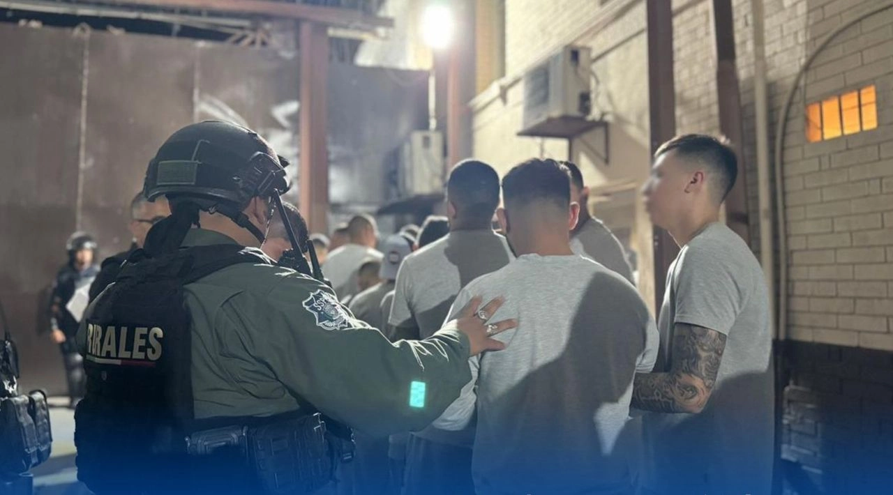 Un total de 120 reos considerados de alta peligrosidad, internos del Cereso número 3 de Ciudad Juárez, fueron transferidos a otras cárceles. Foto 