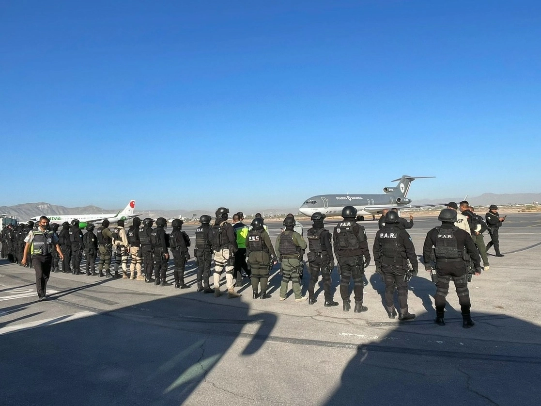 El traslado de reclusos se realizó en cumplimiento a la solicitud de apoyo realizada por la Unidad del Sistema Estatal Penitenciario de Coahuila, entre autoridades federales y estatales, el 29 de abril de 2022. Foto tomada del Twitter de @SSPCMexico