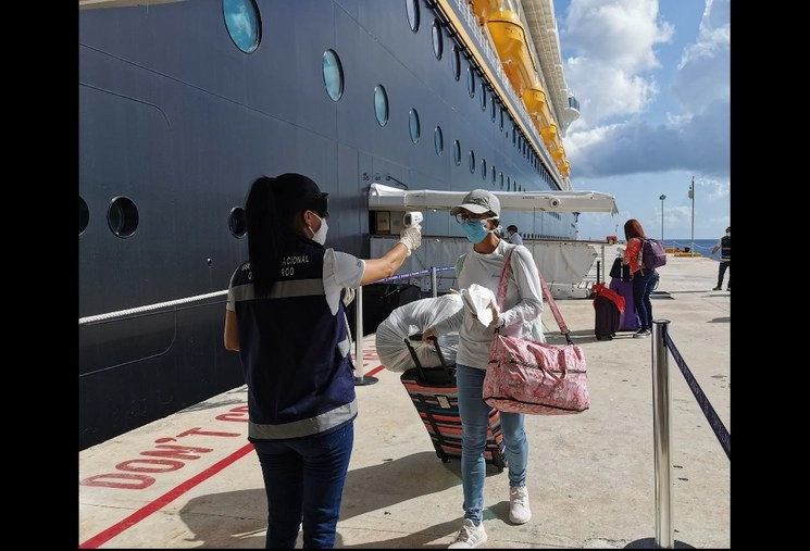 Mexicanos son auxiliados con un "puente humanitario" para poder regresar desde un crucero en Cozumel hasta sus lugares de origen. Foto @AleAguirreC_