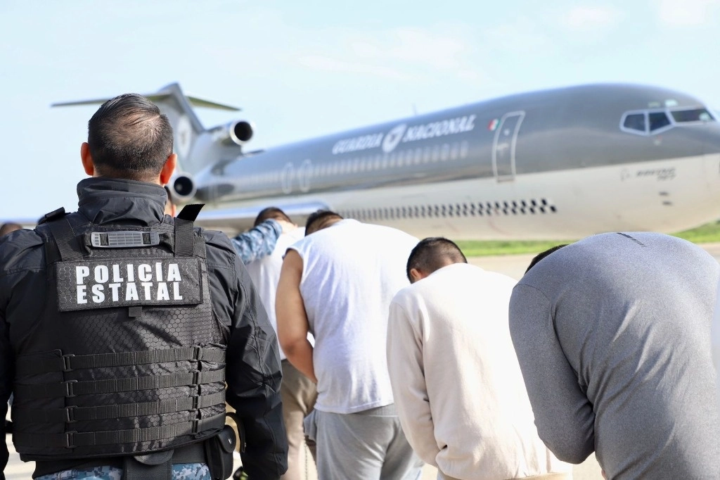 El operativo estuvo a cargo de la Subsecretaría de Reinserción Social y el trasladó a los Ceferesos fue de reos condenados por delitos de índole federal. Foto 'La Jornada'