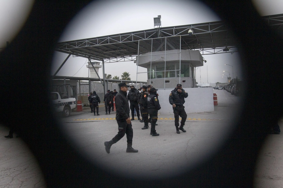 Elementos de seguridad resguardan el penal de Apodaca luego de una riña registrada el 7 de enero de 2022. Foto Cuartoscuro / Archivo