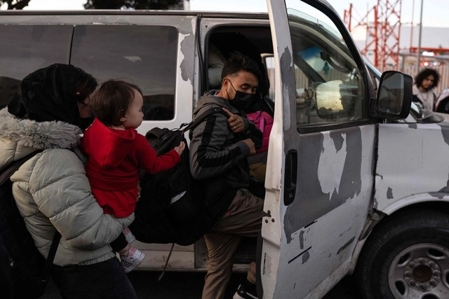 Migrantes son trasladados a un albergue tras la cancelación de citas del CBP One. Foto Afp