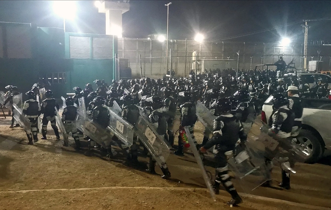Así ingresaron las autoridades a la cárcel para llevarse a los detenidos a penales de otros estados. Foto Alfredo Valadez Rodríguez