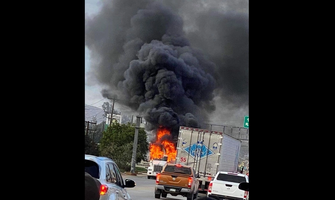 Incendio de unidades en BC. Foto La Jornada