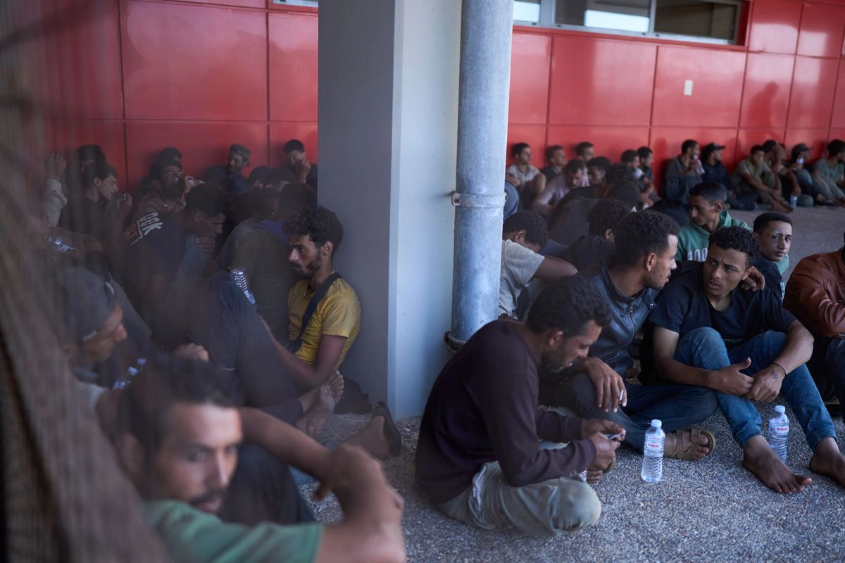 Migrantes rescatados al sur de Creta esperan ser registrados a su llegada al puerto de Lavrio, Grecia, el jueves 10 de julio de 2025. Foto