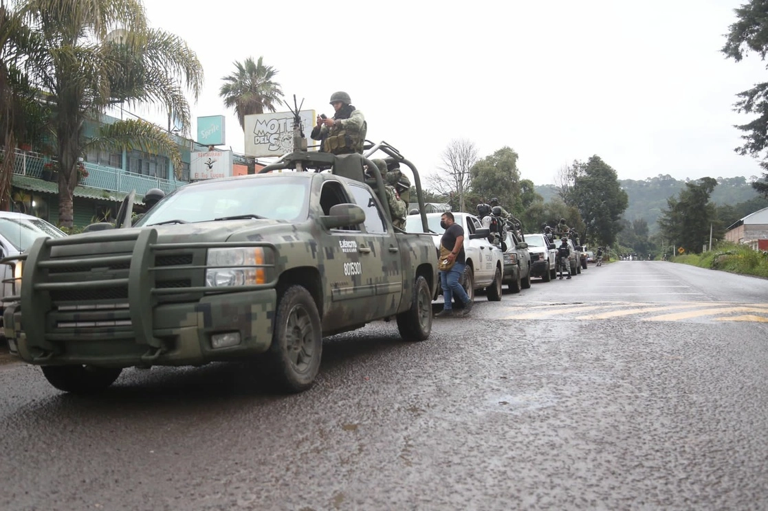 Sedena, Guardia Nacional y la SSPE de Michoacán participaron en el operativo contra la delincuencia en Uruapan y Parangaricutiro. Foto Tomada del Twitter @SSeguridad_Mich