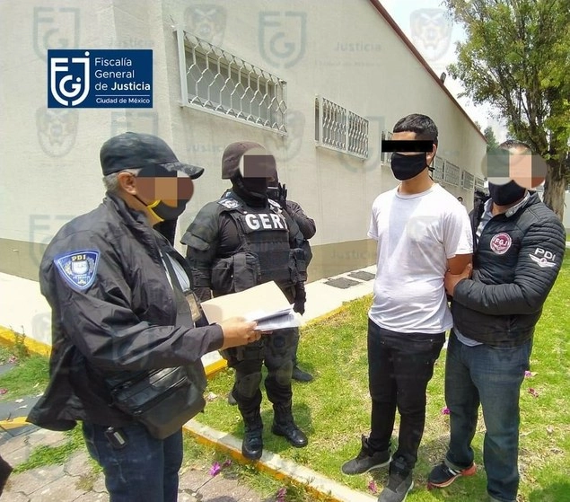 Los policías de investigación en coordinación con la SSC efectuaron lectura de los  derechos de los detenidos. Foto cortesía FGJCDMX 