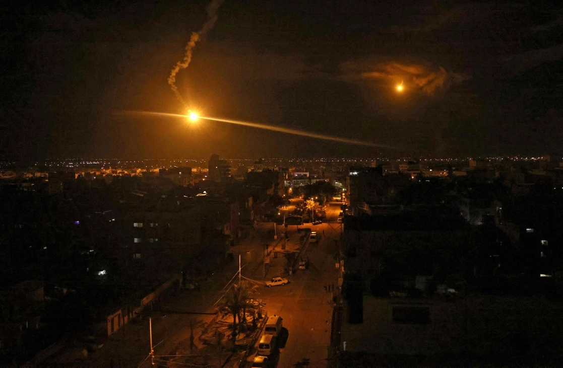Bengala disparada por el ejército de Israel ilumina el cielo de la ciudad palestina de Rafah. Foto Afp   
