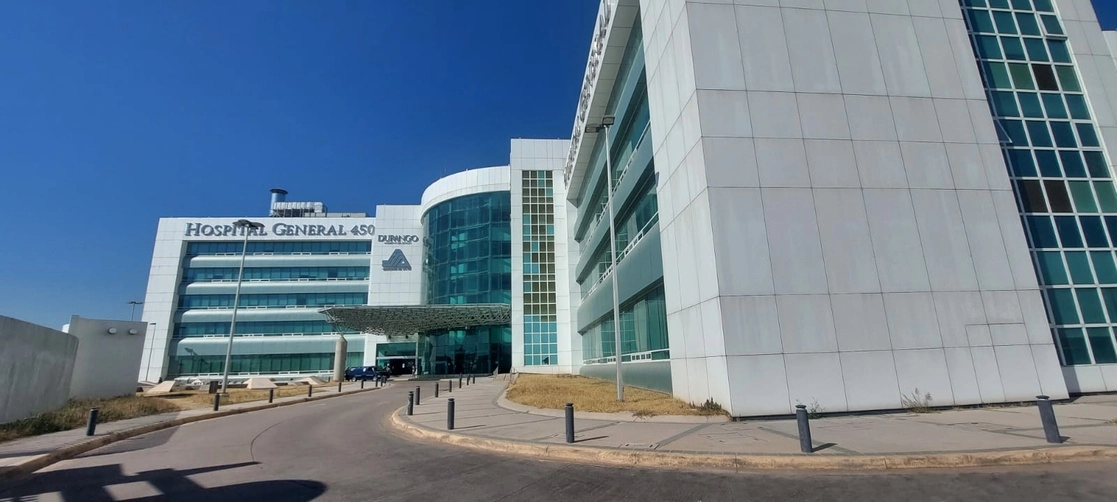 En el Hospital General 450, ubicado en la capital de Durango, hay 25 personas internadas por dar positivo a meningitis y cuatro de ellas se encuentran en terapia intensiva, informó la Secretaría de Salud estatal. Foto Saúl Maldonado