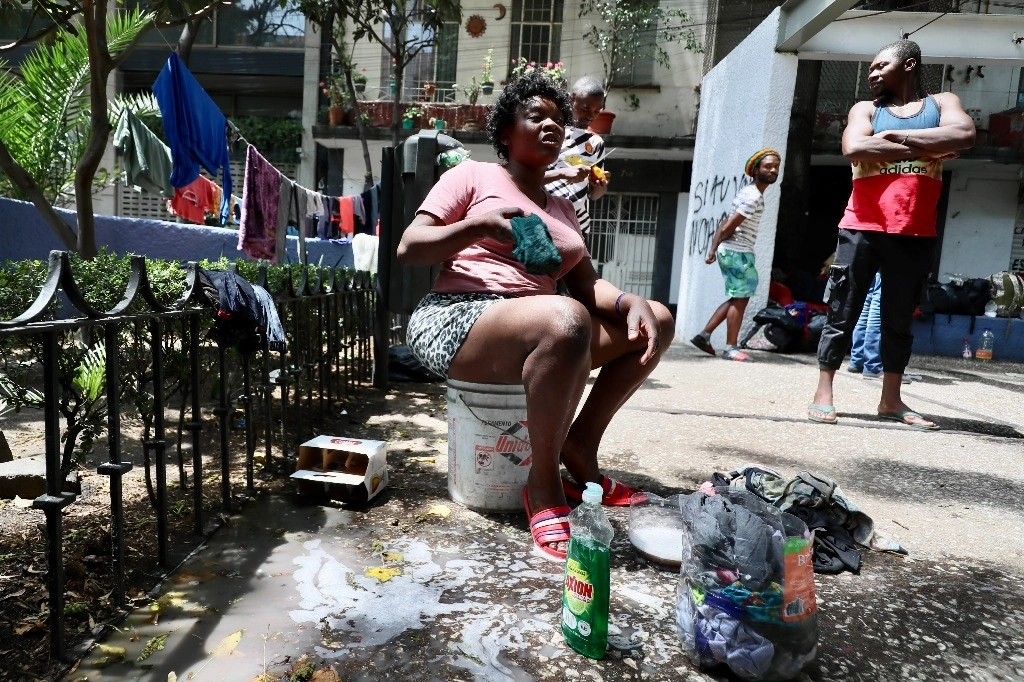 Migrantes instalados en la Plaza Giordano Bruno el pasado 30 de marzo de 2023. Foto Roberto García