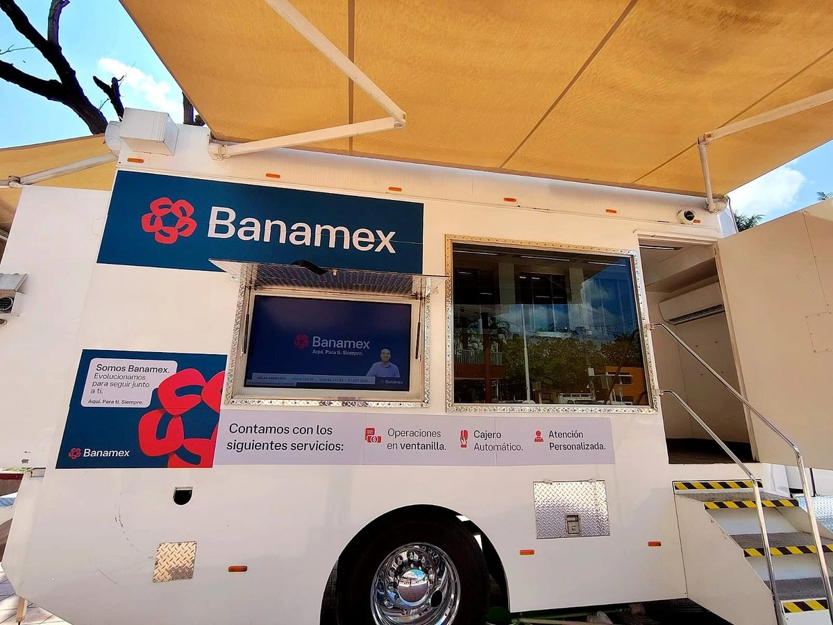 Banamex envió a Poza Rica, Veracruz una sucursal móvil para atender las necesidades bancarias de la población afectada por las lluvias. Foto 