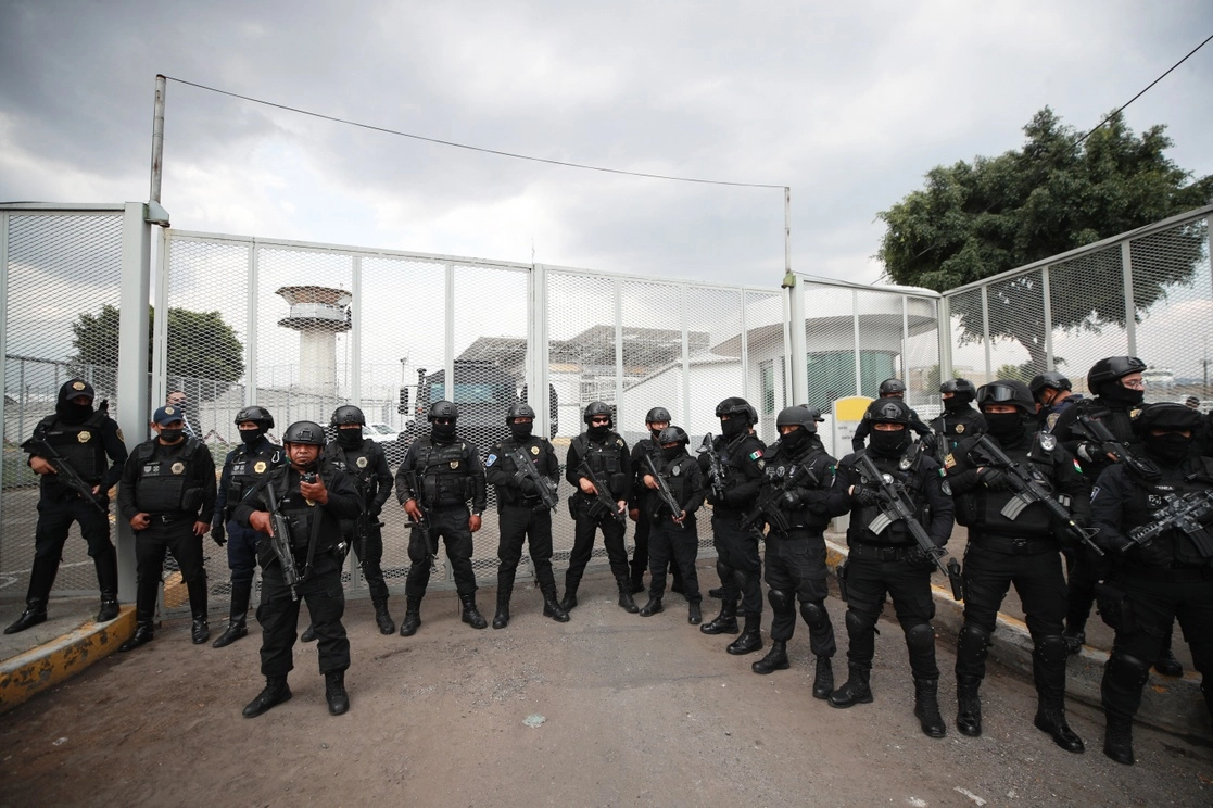 Dispositivo de seguridad en el penal de Santa Martha Acatitla, donde ayer se trasladó a posibles integrantes del cártel de Sinaloa, detenidos en Topilejo. Foto Alfredo Domínguez