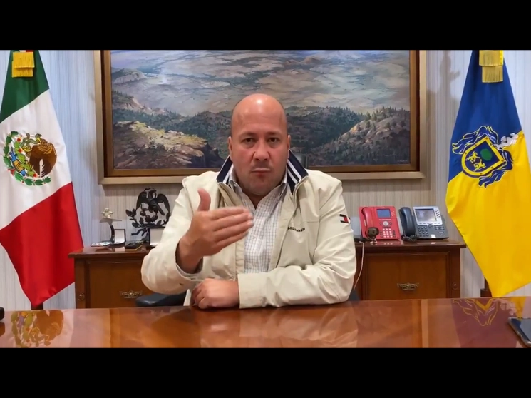 Enrique Alfaro dijo que tomó de nuevo la decisión, y “por última vez”, que también levantará los cargos contra los jóvenes pese a que, aclaró, “no fueron detenidos en las manifestaciones del jueves y viernes, sino del sábado” luego de agredir a policías. Foto tomada dell Twitter de @EnriqueAlfaroR