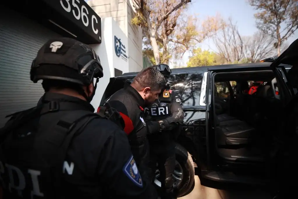 Elementos del Grupo de Operaciones Especiales trasladan a Pedro 'C', alias "El Güero Fresa", el principal generador de violencia en la zona sur y oriente de la capital, de la Fiscalía capitalina hacia al Reclusorio Norte, el 9 de diciembre de 2021. Foto La Jornada

