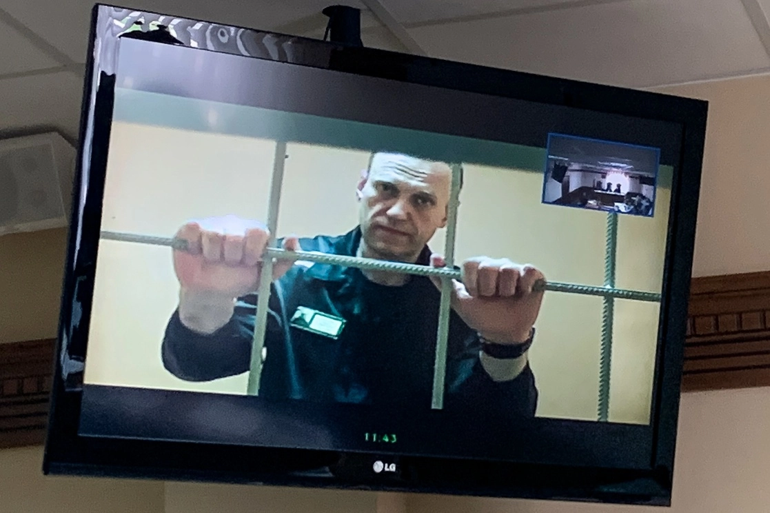 El líder opositor ruso Aleksei Navalny, en imagen del 7 de junio pasado, aparece en un video transmitido en la corte desde la prisión. Foto Ap