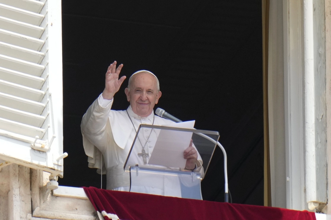 El papa Francisco saluda a la multitud en la plaza de San Pedro, en la Ciudad del Vaticano. Foto Ap