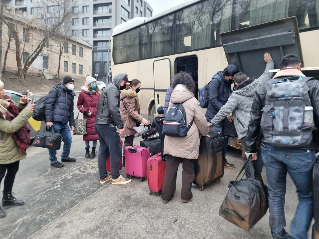 La delegación diplomática mexicana traslado a las familias mexicanas de Kiev a Ivano-Frankivsk, el 16 de febrero de 2022. Foto tomada del Twitter de @SRE_mx